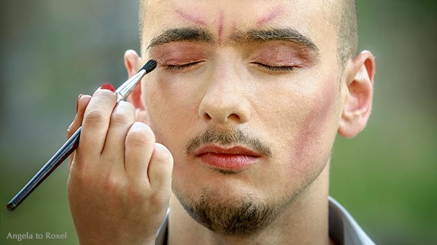 Fotografie: Measure for Measure, Schminken vor der Aufführung, Schauspieler, Close-up auf der Burg Vlotho, Juli 2015 | Ihr Kontakt: Angela to Roxel