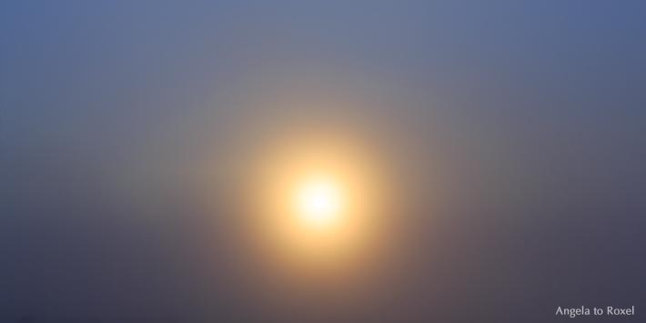 Fotografie: Mitternachtssonne dringt durch den Nebel am Nordkap, im Zentrum die Sonne, Norwegen 2014 - Bildlizenz, Stockfoto