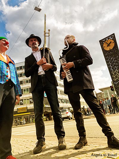 Zwei Musiker und ein Clown am Jahnplatz, Froschperspektive - Bielefeld 2016