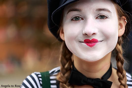 Fotografie: She Clown, Portrait einer Frau, die als Clown verkleidet ist. Ihr Mund ist herzförmig geschminkt, close-up, Bielefeld spontan, April 2016