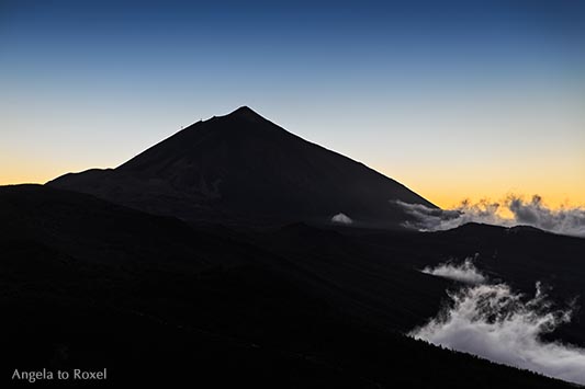 Fotografie: Der Berg Pico del Teide am Abend, Silhouette nach Sonnenuntergang, Wolken im Vordergrund - Teneriffa 2015 - Bildlizenz, Stockfoto