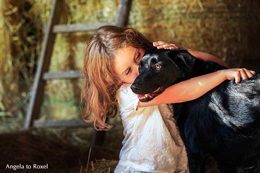 Fotografie: Vertrauen, Kind und Hund, Kind umarmt einen Hund, Nähe und Vertrauen, Haustier | Tierbilder - Ihr Kontakt: Angela to Roxel