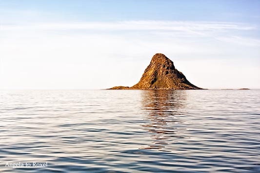 Die kegelförmige Vogelinsel Bleik, Bleiksøya, ragt aus dem Meer - Andøya, Vesterålen, Norwegen 2014