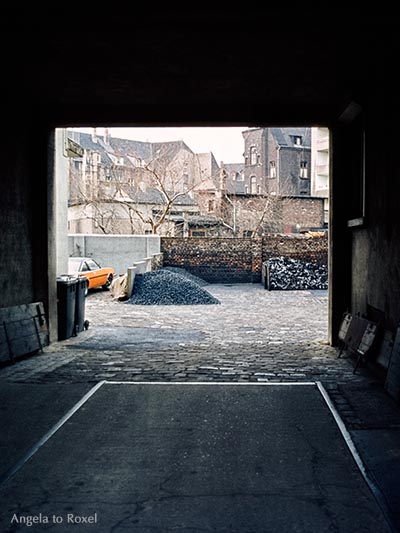 Architektur Bilder kaufen: Hinterhof mit Kohlehaufen im Ruhrgebiet, analog, Gelsenkirchen-Horst 1980 - Kontaktieren Sie mich für eine Bildlizenz