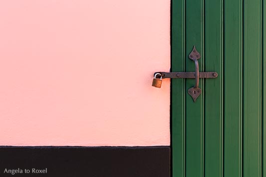 Bahnhof Worpswede, Vorhängeschloss an einer grünen Tür, rosa gestrichene Wand, Detail der Fassade in Pink und Grün - Worpswede 2015