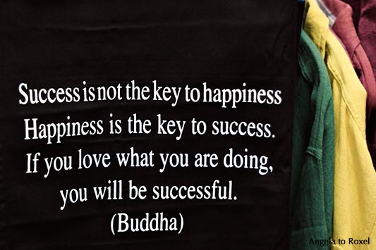 Fotografien kaufen: White on black - Aufdruck auf einem Shirt: Success is not the key to happiness. Happiness is ... | Ihr Kontakt: Angela to Roxel