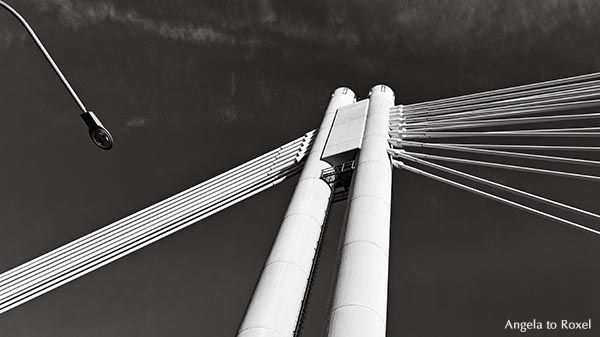 Brückenpfeiler, Pylon der Holzfällerkerzenbrücke Jätkänkynttilä, daneben eine Straßenlaterne, schwarzweiß, Rovaniemi, Lappland - Finnland 2014