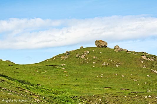 Landschaftsbilder kaufen: Karge Landschaft in Sutherland, Felsbrocken auf einem Hügel in den Highlands von Schottland | Ihr Kontakt: Angela to Roxel