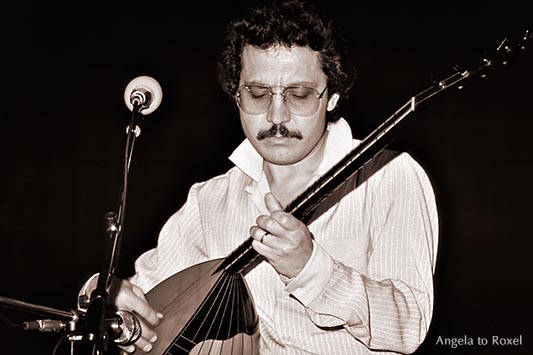 Zülfü Livaneli spielt auf der Saz, Bühnenporträt,  analog, monochrom - Recklinghausen 1981