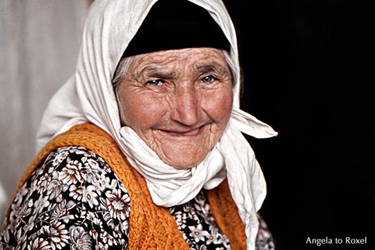 Fotografie: Großmutter in der Türkei, alte Frau mit einem Kopftuch lächelt in die Kamera, Porträt, analog, Anatolien, Türkei 1981 | Angela to Roxel