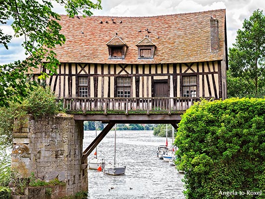 Brückenbogen, auf dem sich ein Fachwerkhaus befindet, das einst als Zollhaus diente - Frankreich