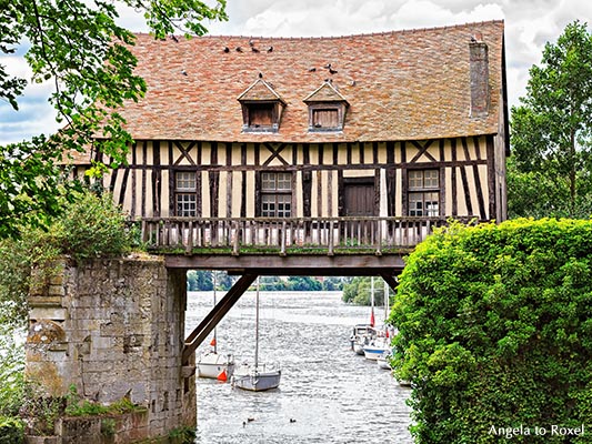 Brückenbogen, auf dem sich ein Fachwerkhaus befindet, das einst als Zollhaus diente - Frankreich