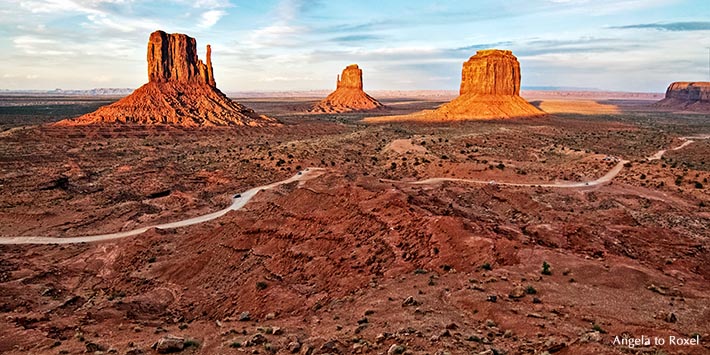 Abendtour durch das Monument Valley nach Sonnenuntergang, die Tafelberge West Mitten, East Mitten und Merrick Butte - USA