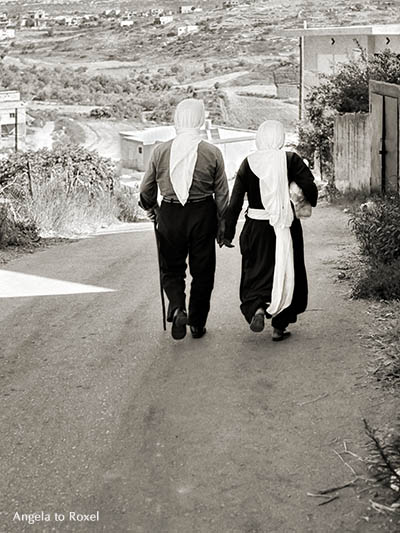 Fotografie: Druzean couple in Golan Heights 1980, drusisches Paar, Golan Höhen, Hand in Hand, von hinten, monochrom, analog, Angela to Roxel