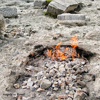 Naturphänomen Yanartaş - Brennendes, ewiges Feuer, Flammen treten durch Verbrennung von Gasen aus dem Berg Chimaera in Çıralı, Türkei 2010