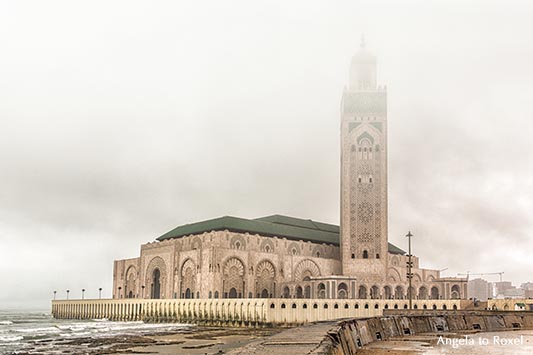 Die Moschee Hassan II an einem regnerischen Morgen, Alltag in Casablanca - Marokko