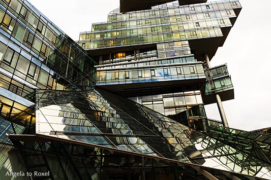 Verwaltungsgebäude der NordLB, Büroturm mit Ecken und Kanten, Ansicht von unten mit Reflexionen, moderne Architektur, Detail - Hannover 2013