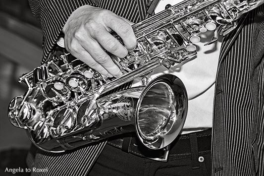 Fotografie: Saxophone man, black and white, Mann spielt auf dem Saxofon, close-up, Detail, schwarzweiß | Ihr Kontakt: Angela to Roxel