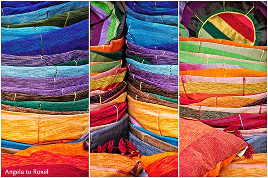 Markt in Marokko, Farben und Vielfalt - Kissenbezüge in verschiedenen Farben auf einem Markt in Essaouira, Marokko, Composing - Kunstfotografie kaufen