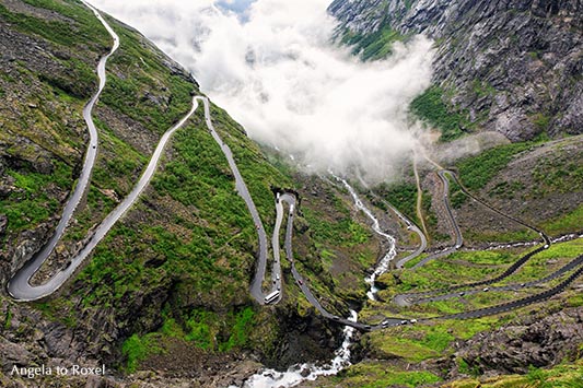 Der Trollstigen mit Blick in das Isterdal, bei Åndalsnes, More og Romsdal, Norwegen