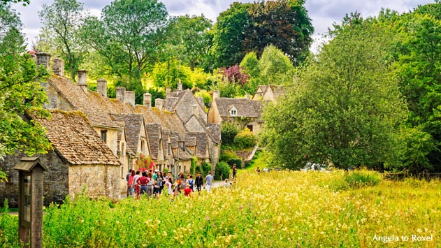 Fotografie Bilder kaufen: Charming Bibury, Cotswolds, Weber-Cottages aus dem 17. Jahrhundert, Touristen-Attraktion Arlington Row | Angela to Roxel