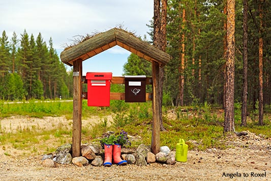 Briefkästen überdacht, Blumen in Gummistiefeln, Ivalo, Lappland, Finnland