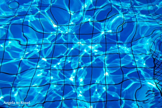 Fotografie: Kaleidoscope - Fliesenboden in einem Schwimmbecken, Freibad, Unterwasserfotografie mit Reflexionen, Bildlizenz, Stockfoto