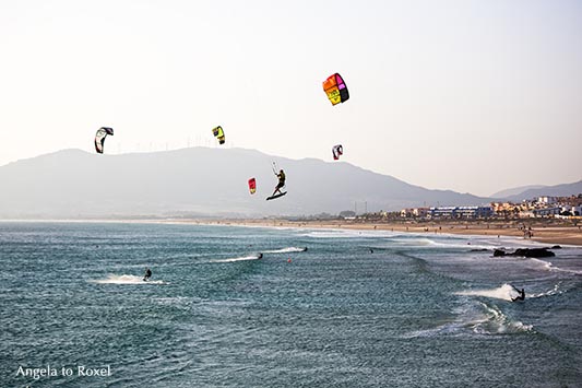 Fotografie: Kitesurfer bei Ostwind am Strand von Tarifa, eine der „Welthauptstädte“ für Wind- und Kite-Surfer, Abendstimmung - Cádiz, Andalusien 2016