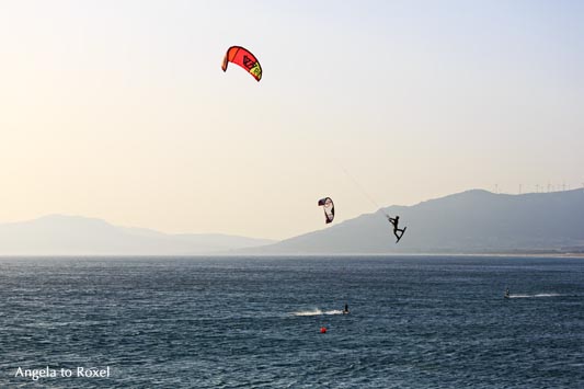 Kitesurfer springt bei Ostwind am Strand von Tarifa, einer der Welthauptstädte für Wind- und Kite-Surfer, Abendstimmung - Cádiz, Andalusien 2016- Cádiz, Andalusien im August 2016