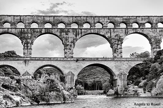 Pont du Gard, Aquäduktbrücke über den Gardon, schwarzweiß, Languedoc-Roussillon, Sehenswürdigkeit in Südfrankreich 2016