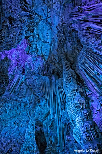 Tropfsteinhöhle Saint Michael's Cave im Upper Rock Nature Reserve, Illuminination, blau - Gibraltar 2016