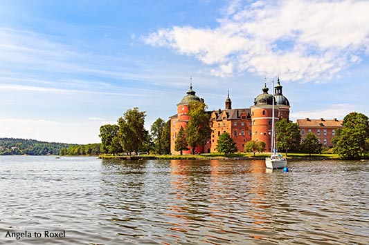 Architekturbilder kaufen: Schloss Gripsholm am Mälarsee, Segelboot vor Anker, Mariefred, bei Stockholm, Schweden | Ihr Kontakt: Angela to Roxel