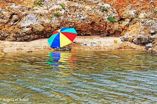 Sonnenschirm an einem kleinen Strand des Flusses Seixe, Praia de Odeceixe, Algarve, Portugal 2016