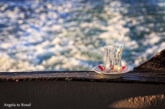 Leeres türkisches Teeglas auf der Reling eines Dampfers, Bosporus - Istanbul 2014