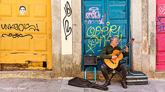 Fotografie: O guitarrista, Gitarrist in der Altstadt, Straßenmusiker, Graffiti an bunten Fassaden, Rua das Flores, Porto, Portugal | Angela to Roxel