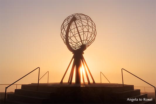 Globus auf der Nordkapplattform, Nordkapplatået, Mitternachtssonne, Nordkapp, Magerøya, Finnmark, Norwegen