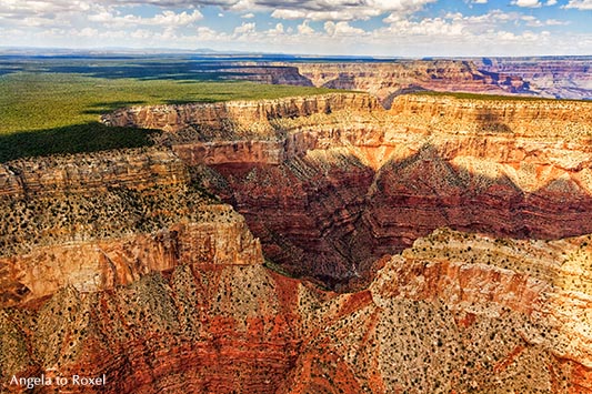 Wolken ziehen über die Gesteinsschichten am Nordrand des Grand Canyon, Naturwunder, Aufnahme aus einem Helikopter, Flagstaff, Arizona -  USA 2011