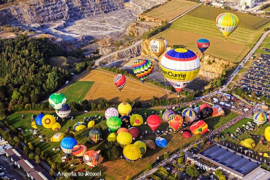 Fotografie: Blick aus einem Heißluftballon auf das Startfeld, Startvorbereitungen bei der 26. Montgolfiade, Warstein 2016 | Angela to Roxel