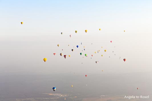 Fotografie: up and up - Heißluftballone nach dem Massenstart während der 26. Warsteiner Internationalen Montgolfiade, Abendstimmung - Warstein 09.09.