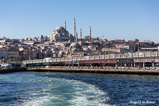 Die zweigeschossige Galatabrücke über das Goldene Horn, dahinter Neue Moschee und Süleymaniye Moschee, im europäischen Teil der Stadt, Istanbul, Türkei