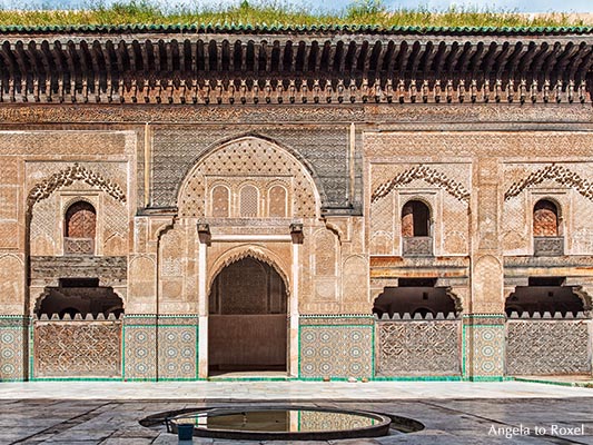 Innenhof der Koranschule Medersa Bou Inania mit Waschbrunnen, Wände mit Zedernholzschnitzereien, Stuckornamenten und Kachelmosaiken, Fès, Marokko