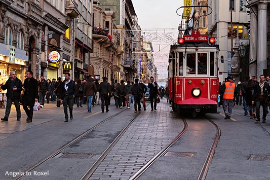 Eine nostalgische Straßenbahn fährt auf der  İstiklal Caddesi, Straße der Unabhängigkeit, Abendstimmung, Winter in Istanbul - Dezember 2014