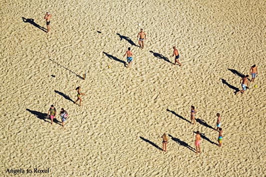 Beachvolleyball am Strand von Nazaré, verschiedene Gruppen spielen Volleyball, Ansicht von oben, Seitenlicht und lange Schatten, Nazaré, Portugal 2016