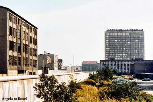 Architektur Bilder kaufen: Blick auf die Berliner Mauer, den Axel-Springer-Verlag und den Ostteil der Stadt vor dem Mauerfall, analog - Berlin 1979