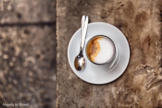 Café Cortado, spanische Espressovariation, Kaffeespezialität mit etwas aufgeschäumter Milch in einem Glas, von oben - Barcelona, Oktober 2016