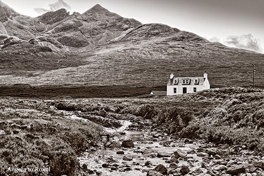 Weißes Cottage im Tal, in den Highlands, Isle of Skye, vorne der River Brittle, hinten die Cullins, monochrom, Nähe Sligachan - Schottland 2009