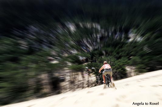 Fotografie: Dune du Pilat downhill, Mountainbiker fährt die Ostseite der Dune du Pilat Richtung Wald, Gefälle 30° - 40°, Arcachon, Nouvelle-Aquitaine