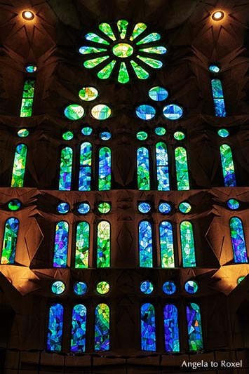 Kirchenfenster von Joan Vila Grau in kalten Farben, grün und blau, linke Seite der Basilika Sagrada Familia, Barcelona, Katalonien - Oktober 2016