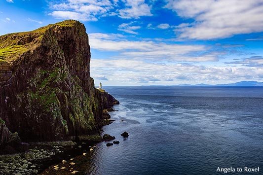 Landschaftsbild: Skye, Halbinsel Neist Point mit dem Leuchtturm, im Hintergrund die Äußeren Hebriden, Harris and Lewis, Schottland