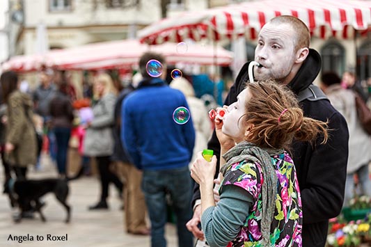 Zwei Clowns machen Musik und Seifenblasen auf einem Wochenmarkt im April - Bielefeld 2016